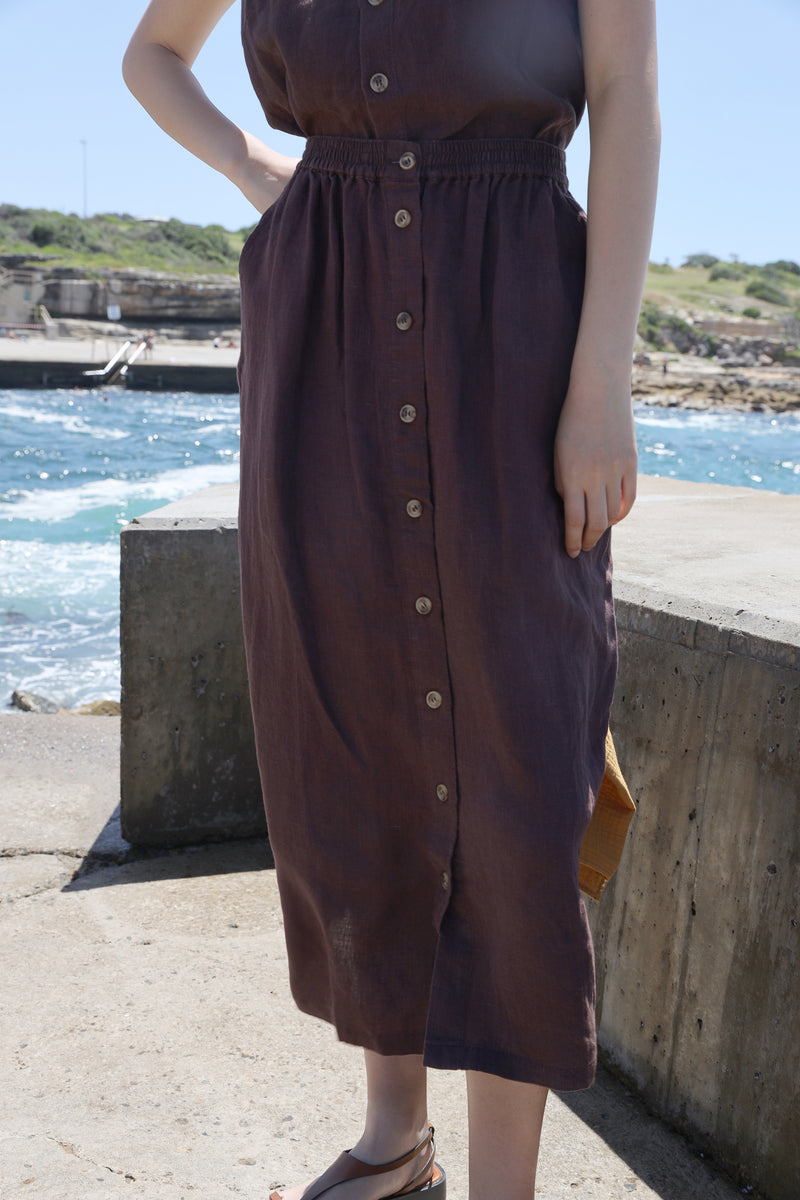 BASIC BUTTON FRONT SKIRT CHOCOLATE
