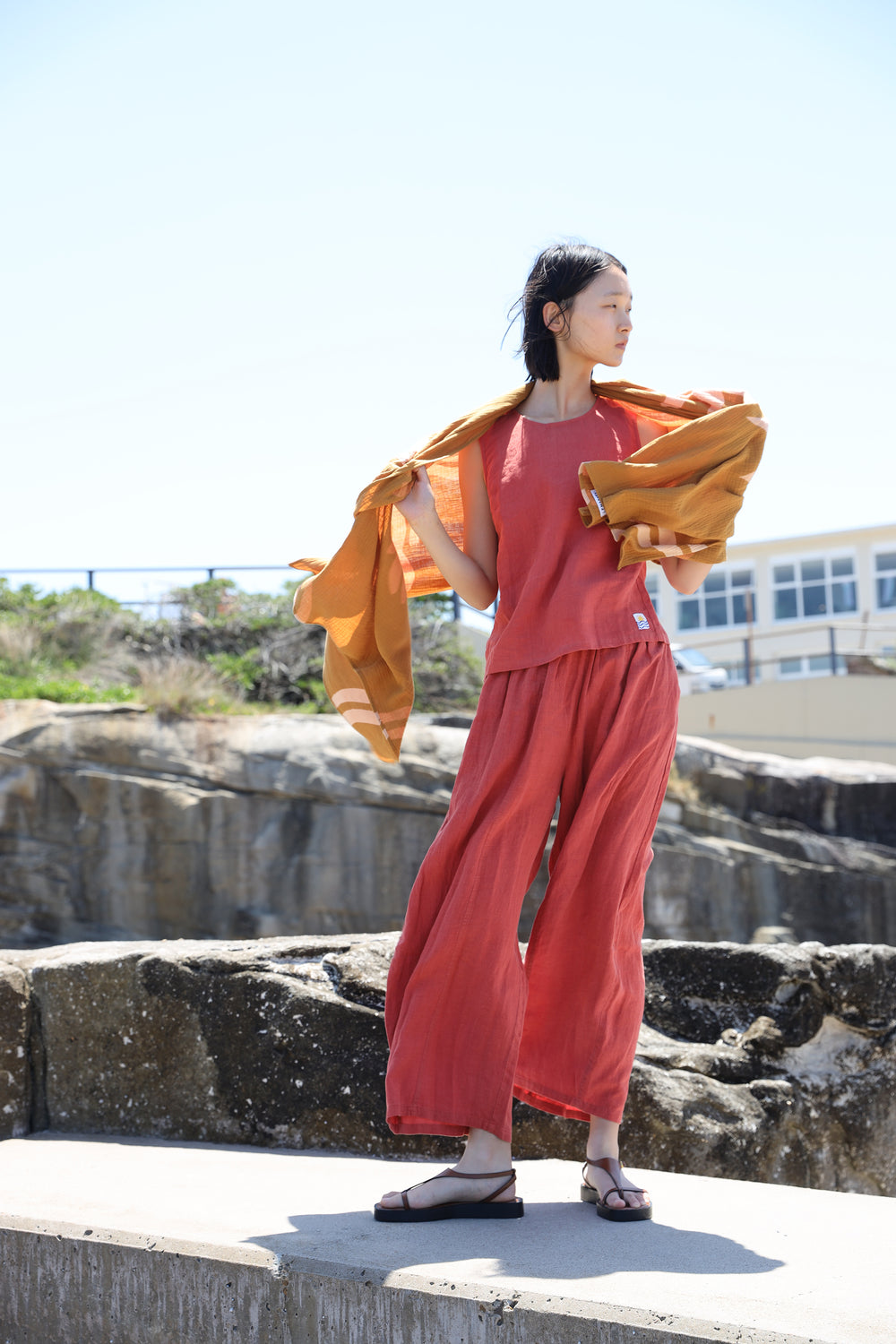BASIC LINEN VEST PAPRIKA